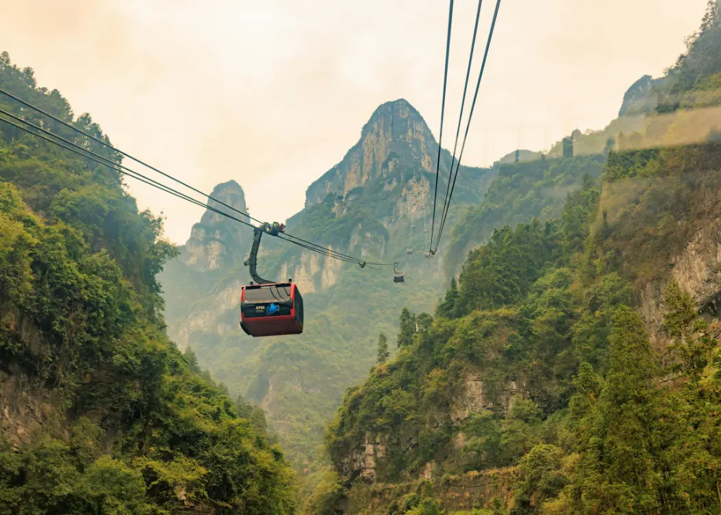 天子山索道下 Tianzi Mountain cable car