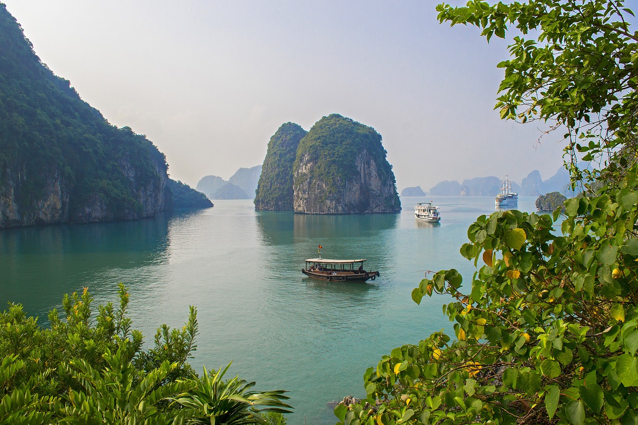 Vietnam <p>[Seat-in-Coach] Hanoi + Halong Bay (Overnight On Cruise) Buy 3 Free 1 </p> Tour Image